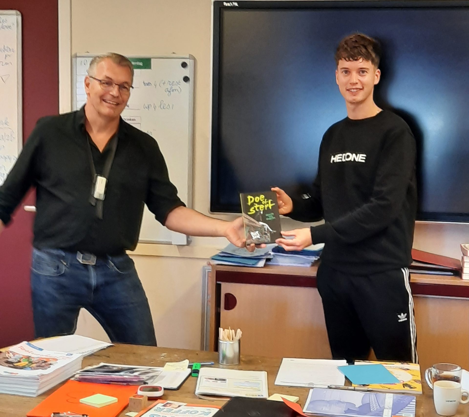 Eerste exemplaar boek ‘Doe of Sterf’ voor rapper Pjotr | GooiZaken