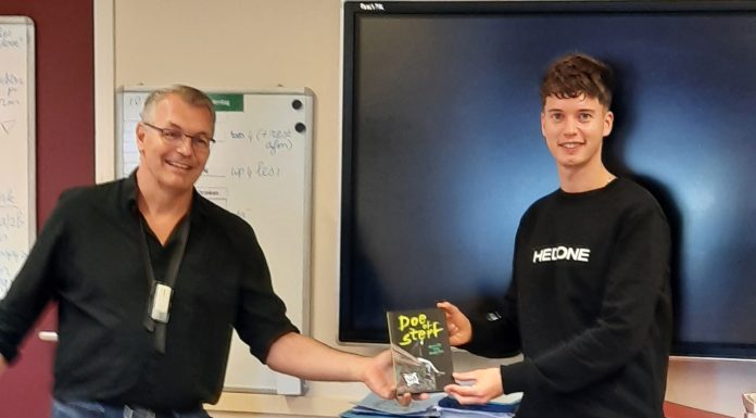 Eerste exemplaar boek ‘Doe of Sterf’ voor rapper Pjotr