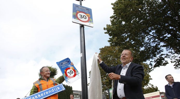 Opgeknapte Wakkerendijk weer open