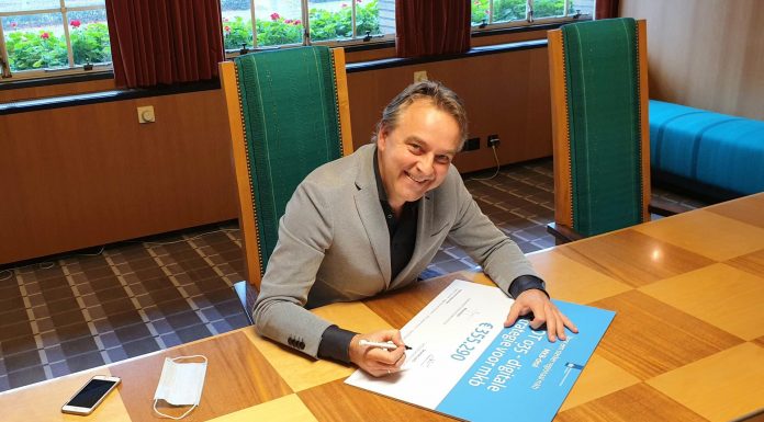 Wethouder Gerard Kuipers (Economie) ondertekent de MKB-deal.