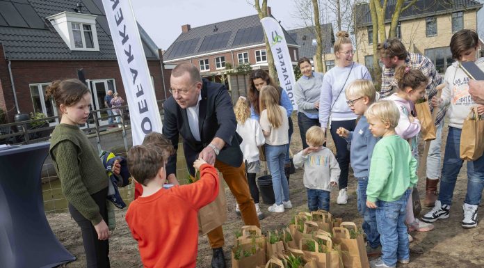 Boomfeestdag bij de watergang aan de zuidgrens van Zuidpolder, Eemnes